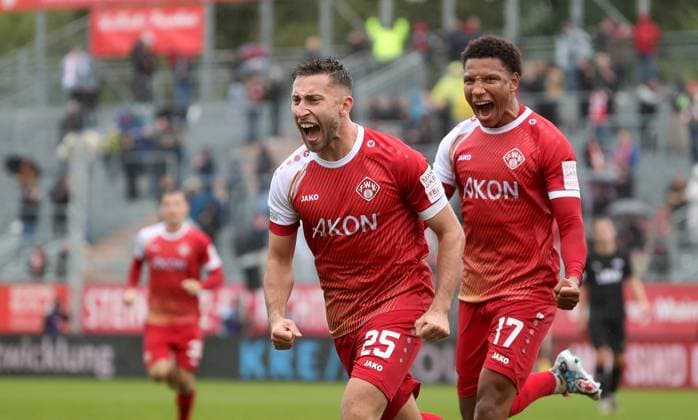 04.10.2025, xfsx, Herren, Fussball, Saison 2025 2026, Regionalliga Bayern, 12. Spieltag: FC Wuerzburger Kickers - FC Memmingen 1907 v.li.: Dominik Meisel (FC Wuerzburger Kickers), Liam Omore (FC Wuerzburger Kickers) mit Torjubel, celebrate the goal, goal celebration, Jubel ueber das Tor zum 1:0 Wuerzburg AKON ARENA Bayern Deutschland
