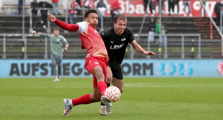 04.10.2025, xfsx, Herren, Fussball, Saison 2025 2026, Regionalliga Bayern, 12. Spieltag: FC Wuerzburger Kickers - FC Memmingen 1907 v.li.: Liam Omore (FC Wuerzburger Kickers), Pascal Maier (FC Memmingen) Wuerzburg AKON ARENA Bayern Deutschland