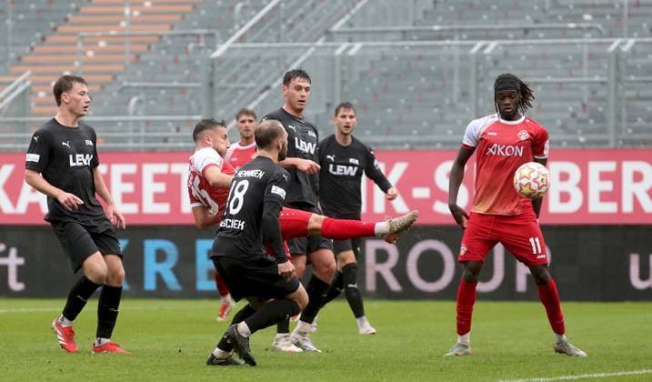 04.10.2025, xfsx, Herren, Fussball, Saison 2025 2026, Regionalliga Bayern, 12. Spieltag: FC Wuerzburger Kickers - FC Memmingen 1907 v.li.: Kim-Bryan Paschek (FC Memmingen), Dominik Meisel (FC Wuerzburger Kickers) erzielt das Tor zum 1:0, scores the goal 1:0, Cherif Cisse (FC Wuerzburger Kickers) Wuerzburg AKON ARENA Bayern Deutschland