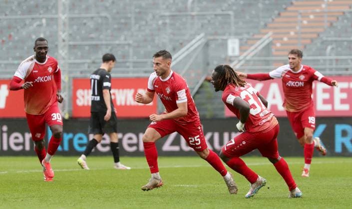 04.10.2025, xfsx, Herren, Fussball, Saison 2025 2026, Regionalliga Bayern, 12. Spieltag: FC Wuerzburger Kickers - FC Memmingen 1907 v.li.: Tarsis Bonga (FC Wuerzburger Kickers), Dominik Meisel (FC Wuerzburger Kickers), Cherif Cisse (FC Wuerzburger Kickers), Marius Uhl (FC Wuerzburger Kickers) mit Torjubel, celebrate the goal, goal celebration, Jubel ueber das Tor zum 1:0 Wuerzburg AKON ARENA Bayern Deutschland