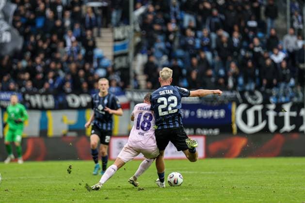 Janne Sietan (SV Waldhof Mannheim, 22) und Lars Kehl (VfL Osnabr?ck, 18) im Zweikampf beim SV Waldhof Mannheim - VfL Osnabrueck am 04.10.25 in Carl Benz Stadion, Mannheim xamx Foto: Alfio Marino