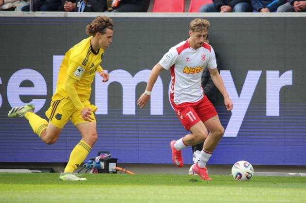 04.10.2025, xpfrx, Fussball 3.Liga, Jahn Regensburg - 1.FC Saarbrücken v.l. Lasse Wilhelm (1.FC Saarbruecken) Noel Eichinger (SSV Jahn Regensburg) Zweikampf, Aktion, action, battle for the ball (DFL DFB REGULATIONS PROHIBIT ANY USE OF PHOTOGRAPHS as IMAGE SEQUENCES and or QUASI-VIDEO) Regensburg