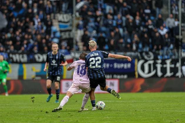 Janne Sietan (SV Waldhof Mannheim, 22) und Lars Kehl (VfL Osnabr?ck, 18) im Zweikampf beim SV Waldhof Mannheim - VfL Osnabrueck am 04.10.25 in Carl Benz Stadion, Mannheim xamx Foto: Alfio Marino