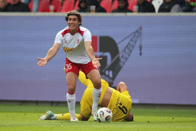 04.10.2025, xpfrx, Fussball 3.Liga, Jahn Regensburg - 1.FC Saarbrücken v.l. Benedikt Bauer (SSV Jahn Regensburg) Kai Brünker (1.FC Saarbruecken) (DFL DFB REGULATIONS PROHIBIT ANY USE OF PHOTOGRAPHS as IMAGE SEQUENCES and or QUASI-VIDEO) Regensburg