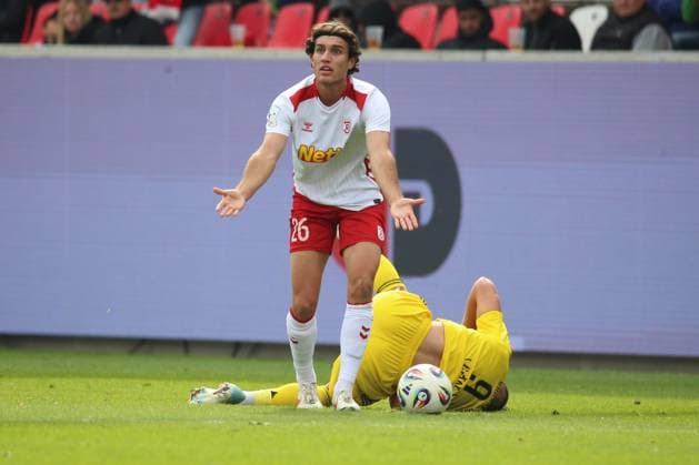 04.10.2025, xpfrx, Fussball 3.Liga, Jahn Regensburg - 1.FC Saarbrücken v.l. Benedikt Bauer (SSV Jahn Regensburg) Kai Brünker (1.FC Saarbruecken) (DFL DFB REGULATIONS PROHIBIT ANY USE OF PHOTOGRAPHS as IMAGE SEQUENCES and or QUASI-VIDEO) Regensburg