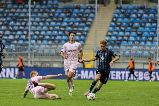 Nicklas Shipnoski (SV Waldhof Mannheim, 7) am Ball beim SV Waldhof Mannheim - VfL Osnabrueck am 04.10.25 in Carl Benz Stadion, Mannheim xamx Foto: Alfio Marino
