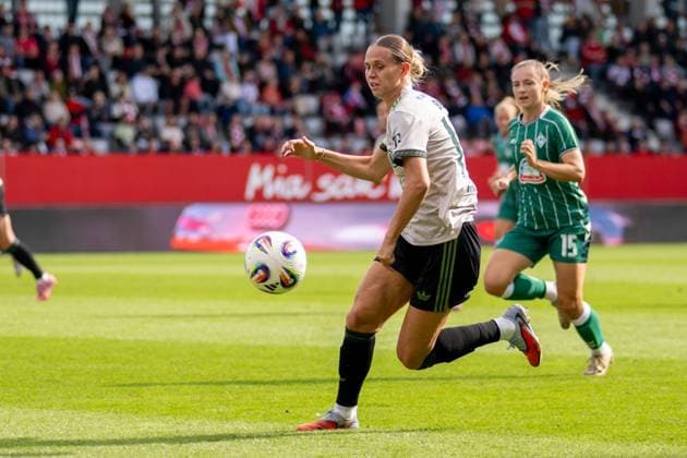 Klara Buehl 17 (FC Bayern Muenchen Frauen), FC Bayern Frauen Muenchen - SV Werder Bremen, Google Pixel Frauenbundesliga, 5. Spieltag, 04.10.25 DFB regulations prohibit any use of photographs as image sequences and or quasi-video. (kolbert-press) Muenchen Bayern Deutschland