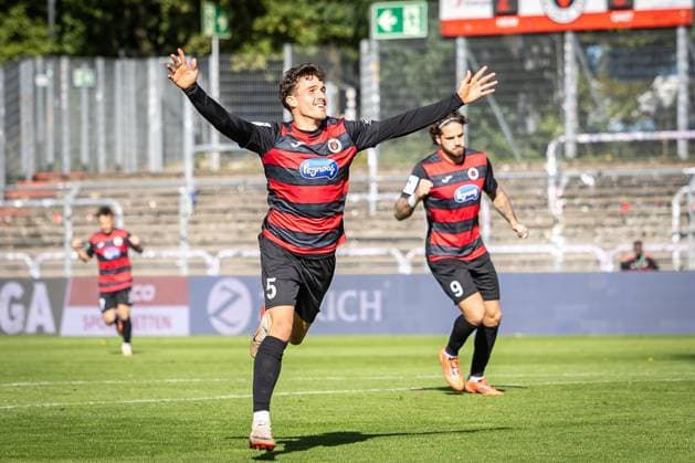 3. Liga: FC Viktoria Köln - TSV Havelse, 04.10.2025 Jubel zum 3:0 durch Leonhard Münst (Viktoria Köln, 5) ; Köln, 4.10.2025, 10. Spieltag der 3. Fußball-Liga, FC Viktoria Köln - TSV Havelse im Sportpark Hoehenberg in Köln. Die DFL-Bestimmungen verbieten die Verwendung von Fotografien als Bildsequenzen und oder Quasi-Videos. Copyright: xBEAUTIFULxSPORTS LeahxKohringx