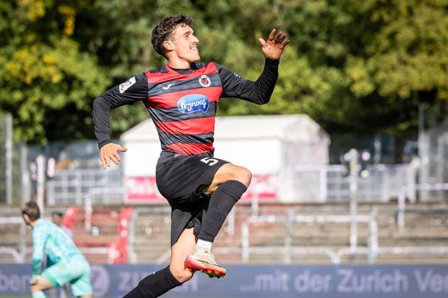 3. Liga: FC Viktoria Köln - TSV Havelse, 04.10.2025 Jubel zum 3:0 durch Leonhard Münst (Viktoria Köln, 5) ; Köln, 4.10.2025, 10. Spieltag der 3. Fußball-Liga, FC Viktoria Köln - TSV Havelse im Sportpark Hoehenberg in Köln. Die DFL-Bestimmungen verbieten die Verwendung von Fotografien als Bildsequenzen und oder Quasi-Videos. Copyright: xBEAUTIFULxSPORTS LeahxKohringx