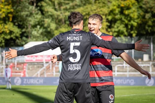 3. Liga: FC Viktoria Köln - TSV Havelse, 04.10.2025 Jubel von Leonhard Münst (Viktoria Köln, 5) und David Otto (Viktoria Köln, 10) ; Köln, 4.10.2025, 10. Spieltag der 3. Fußball-Liga, FC Viktoria Köln - TSV Havelse im Sportpark Hoehenberg in Köln. Die DFL-Bestimmungen verbieten die Verwendung von Fotografien als Bildsequenzen und oder Quasi-Videos. Copyright: xBEAUTIFULxSPORTS LeahxKohringx