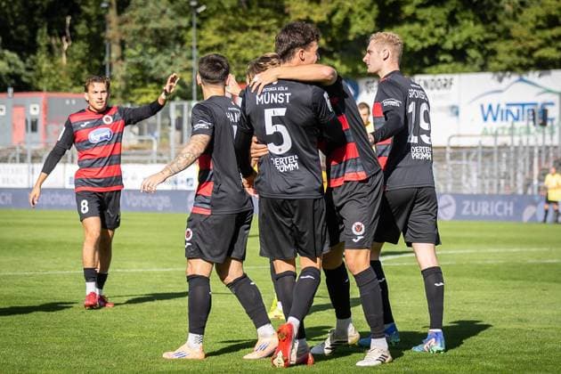 3. Liga: FC Viktoria Köln - TSV Havelse, 04.10.2025 Jubel zum 3:0 durch Leonhard Münst (Viktoria Köln, 5) ; Köln, 4.10.2025, 10. Spieltag der 3. Fußball-Liga, FC Viktoria Köln - TSV Havelse im Sportpark Hoehenberg in Köln. Die DFL-Bestimmungen verbieten die Verwendung von Fotografien als Bildsequenzen und oder Quasi-Videos. Copyright: xBEAUTIFULxSPORTS LeahxKohringx