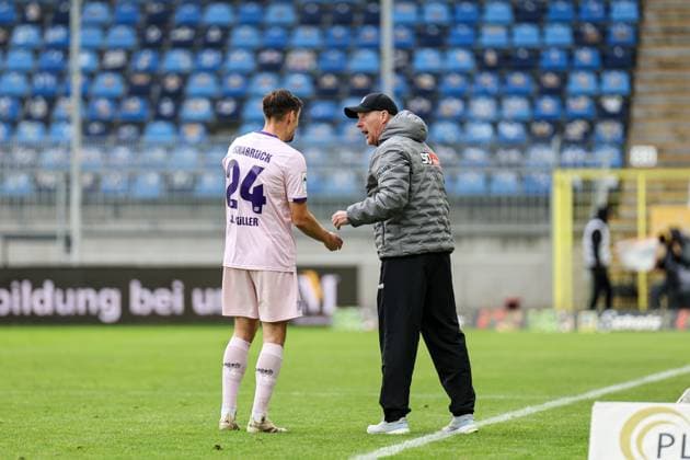 Jannik M?ller (VfL Osnabr?ck, 24) un d Timo Schultz (VfL Osnabrueck, Trainer) im Gespräch beim SV Waldhof Mannheim - VfL Osnabrueck am 04.10.25 in Carl Benz Stadion, Mannheim xamx Foto: Alfio Marino