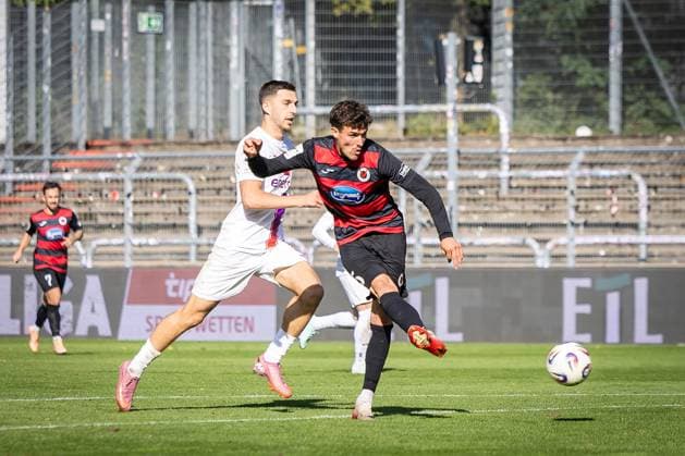 3. Liga: FC Viktoria Köln - TSV Havelse, 04.10.2025 Schuss zum 3:0 durch Leonhard Münst (Viktoria Köln, 5) ; Köln, 4.10.2025, 10. Spieltag der 3. Fußball-Liga, FC Viktoria Köln - TSV Havelse im Sportpark Hoehenberg in Köln. Die DFL-Bestimmungen verbieten die Verwendung von Fotografien als Bildsequenzen und oder Quasi-Videos. Copyright: xBEAUTIFULxSPORTS LeahxKohringx