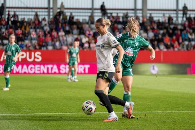 Michelle Weiss 15 (SV Werder Bremen) im Zweikampf mit Klara Buehl 17 (FC Bayern Muenchen Frauen), FC Bayern Frauen Muenchen - SV Werder Bremen, Google Pixel Frauenbundesliga, 5. Spieltag, 04.10.25 DFB regulations prohibit any use of photographs as image sequences and or quasi-video. (kolbert-press) Muenchen Bayern Deutschland