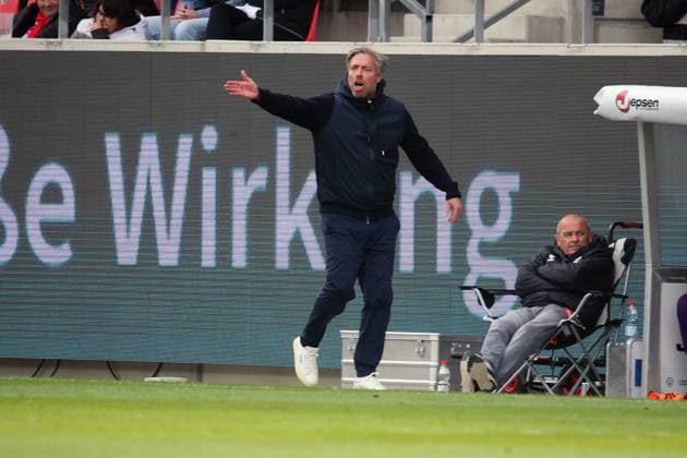 04.10.2025, xpfrx, Fussball 3.Liga, Jahn Regensburg - 1.FC Saarbrücken v.l. Trainer Coach Michael Wimmer (SSV Jahn Regensburg) (DFL DFB REGULATIONS PROHIBIT ANY USE OF PHOTOGRAPHS as IMAGE SEQUENCES and or QUASI-VIDEO) Regensburg