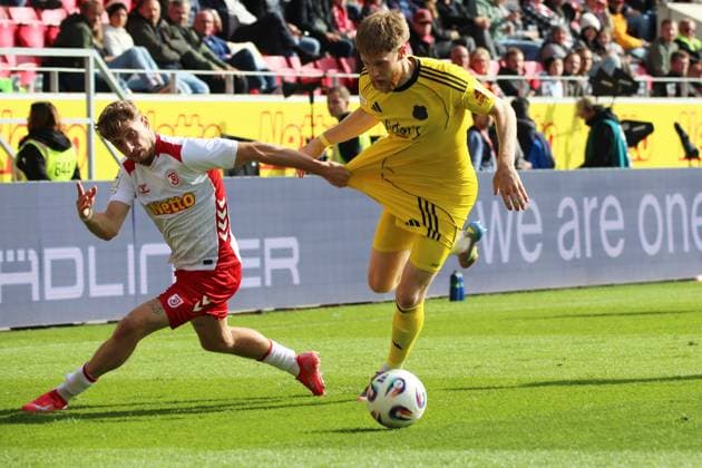 04.10.2025, xpfrx, Fussball 3.Liga, Jahn Regensburg - 1.FC Saarbrücken v.l. Noel Eichinger (SSV Jahn Regensburg) Joel Bichsel (1.FC Saarbruecken) Zweikampf, Aktion, action, battle for the ball (DFL DFB REGULATIONS PROHIBIT ANY USE OF PHOTOGRAPHS as IMAGE SEQUENCES and or QUASI-VIDEO) Regensburg