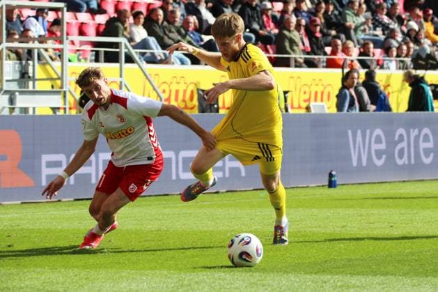 04.10.2025, xpfrx, Fussball 3.Liga, Jahn Regensburg - 1.FC Saarbrücken v.l. Noel Eichinger (SSV Jahn Regensburg) Joel Bichsel (1.FC Saarbruecken) Zweikampf, Aktion, action, battle for the ball (DFL DFB REGULATIONS PROHIBIT ANY USE OF PHOTOGRAPHS as IMAGE SEQUENCES and or QUASI-VIDEO) Regensburg