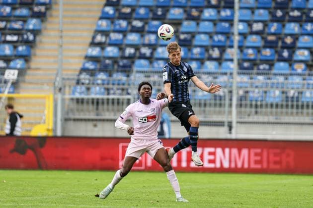 Sascha Voelcke (SV Waldhof Mannheim, 2) mit dem Kopfball vor Tony Rudy Lesueur (VfL Osnabr?ck, 23) beim SV Waldhof Mannheim - VfL Osnabrueck am 04.10.25 in Carl Benz Stadion, Mannheim xamx Foto: Alfio Marino