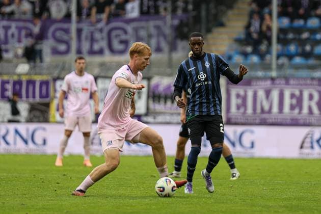 Jannik M?ller (VfL Osnabr?ck, 24) am Ball, Adama Diakhaby (SV Waldhof Mannheim, 27) greifrt ihn an beim SV Waldhof Mannheim - VfL Osnabrueck am 04.10.25 in Carl Benz Stadion, Mannheim xamx Foto: Alfio Marino