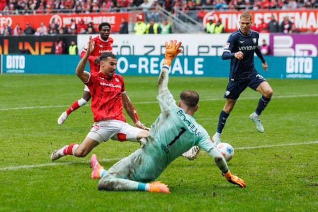 Ivan Prtajin (1.FC Kaiserslautern) vergibt hier noch gegen Timo Horn (VfL Bochum), 1. FC Kaiserslautern vs VFL Bochum Fussball, 2. Bundesliga, 8.Spieltag, Saison 2025 2026, 04.10.2025 1. FC Kaiserslautern vs VFL Bochum Fussball, 2. Bundesliga, 8.Spieltag, Saison 2025 2026, 04.10.2025