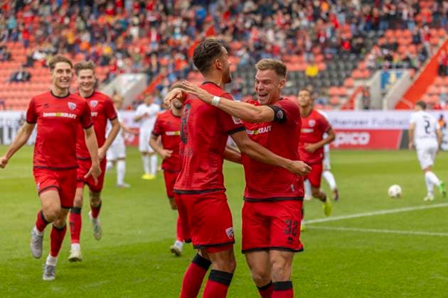 Ingolstadt, Deutschland 04. Oktober 2025: 3. Liga - 2025 2026 - FC Ingolstadt 04 vs. SSV Ulm Im Bild: in der Traube Torschütze Simon Lorenz (FCI) jubelt nach seinem Tor zum 2:1 mit seinen Mannschaftskollegen, DFB regulations prohibit any use of photographs as image sequences and or quasi-video Audi Sportpark Bayern Copyright: xFotostandx xSchäferx