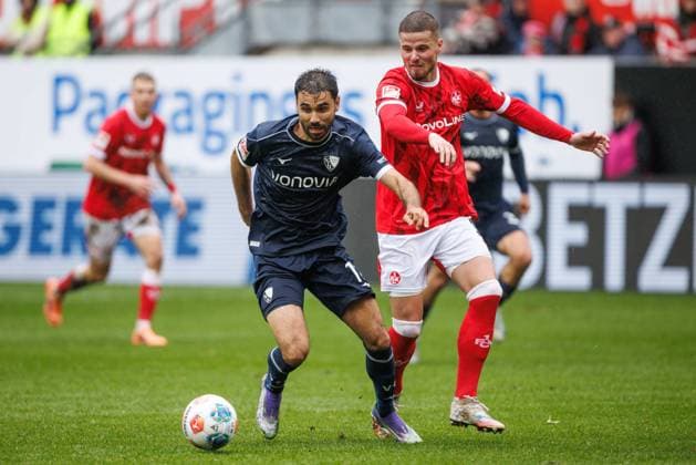 Gerrit Holtmann (VfL Bochum) im Zweikampf mit Jan Elvedi (1.FC Kaiserslautern), 1. FC Kaiserslautern vs VFL Bochum Fussball, 2. Bundesliga, 8.Spieltag, Saison 2025 2026, 04.10.2025 1. FC Kaiserslautern vs VFL Bochum Fussball, 2. Bundesliga, 8.Spieltag, Saison 2025 2026, 04.10.2025