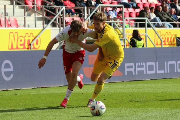 04.10.2025, xpfrx, Fussball 3.Liga, Jahn Regensburg - 1.FC Saarbrücken v.l. Noel Eichinger (SSV Jahn Regensburg) Joel Bichsel (1.FC Saarbruecken) Zweikampf, Aktion, action, battle for the ball (DFL DFB REGULATIONS PROHIBIT ANY USE OF PHOTOGRAPHS as IMAGE SEQUENCES and or QUASI-VIDEO) Regensburg