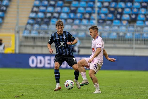 Patrick Kammerbauer (VfL Osnabr?ck, 31) am Ball, neben ihm Sascha Voelcke (SV Waldhof Mannheim, 2) beim SV Waldhof Mannheim - VfL Osnabrueck am 04.10.25 in Carl Benz Stadion, Mannheim xamx Foto: Alfio Marino
