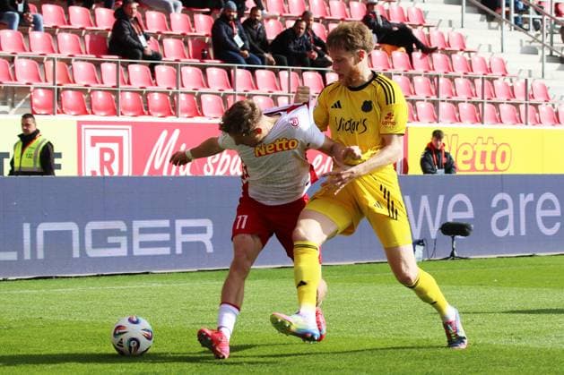 04.10.2025, xpfrx, Fussball 3.Liga, Jahn Regensburg - 1.FC Saarbrücken v.l. Noel Eichinger (SSV Jahn Regensburg) Joel Bichsel (1.FC Saarbruecken) Zweikampf, Aktion, action, battle for the ball (DFL DFB REGULATIONS PROHIBIT ANY USE OF PHOTOGRAPHS as IMAGE SEQUENCES and or QUASI-VIDEO) Regensburg