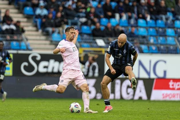 Jannik M?ller (VfL Osnabr?ck, 24) am Ball, Felix Lohkemper (SV Waldhof Mannheim, 9) macht Druck beim SV Waldhof Mannheim - VfL Osnabrueck am 04.10.25 in Carl Benz Stadion, Mannheim xamx Foto: Alfio Marino