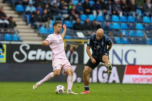 Jannik M?ller (VfL Osnabr?ck, 24) am Ball, Felix Lohkemper (SV Waldhof Mannheim, 9) macht Druck beim SV Waldhof Mannheim - VfL Osnabrueck am 04.10.25 in Carl Benz Stadion, Mannheim xamx Foto: Alfio Marino