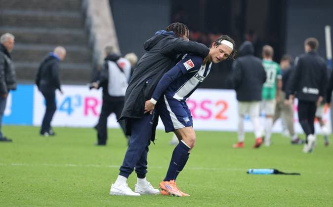 Fabian Reese will verletzten Deyovaisio Zeefuik Huckepack nehmen Fußball Fussball DFL 2.Bundesliga Herren 8. Spieltag Saison 2025 2026 04.10.2025 Hertha BSC Berlin vs. Preußen Münster DFL regulations prohibit any use of photographs as image sequences and or quasi-video