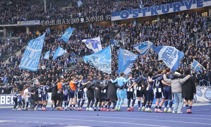 Hertha Mannschaft feiert Sieg vor den Fans, jubelt nach Spielende Freude Emotion Jubel Fußball Fussball DFL 2.Bundesliga Herren 8. Spieltag Saison 2025 2026 04.10.2025 Hertha BSC Berlin vs. Preußen Münster DFL regulations prohibit any use of photographs as image sequences and or quasi-video