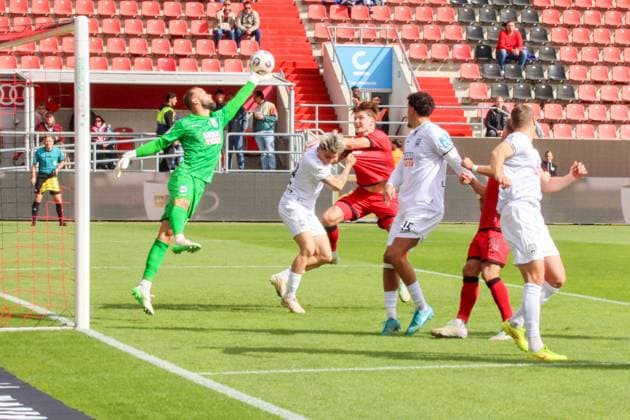 Torwart Christian Ortag (SSV Ulm 1846, Nr.39) hat diese Situation unter Kontrolle beim Spiel FC Ingolstadt 04 gegen SSV Ulm 1846 Fußball am 04.10.2025, DFB regulations prohibit any use of photographs as image sequences and or quasi-video. GER, Fussball, 3. Liga, Spieltag 10, FC Ingolstadt 04 gegen SSV Ulm 1846 Fußball, 04.10.2025, Audi Sportpark Ingolstadt Copyright: xEibner-Pressefoto OliverxSTRISCHx EP-OSH