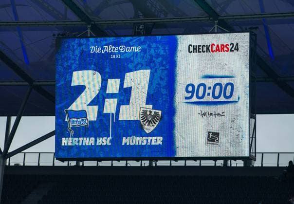 Fussball, Herren, Saison 2025 2026, 2. Bundesliga (8. Spieltag), Hertha BSC - SC Preußen Münster, Anzeigetafel mit 2:1-Endstand, 04.10. 2025, Copyright: xSebastianxRäppold MatthiasxKochx