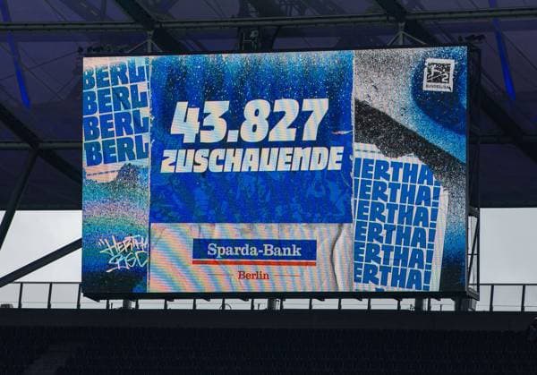 Fussball, Herren, Saison 2025 2026, 2. Bundesliga (8. Spieltag), Hertha BSC - SC Preußen Münster, Anzeigetafel mit Zuschauerzahl: 43827, 04.10. 2025, Copyright: xSebastianxRäppold MatthiasxKochx