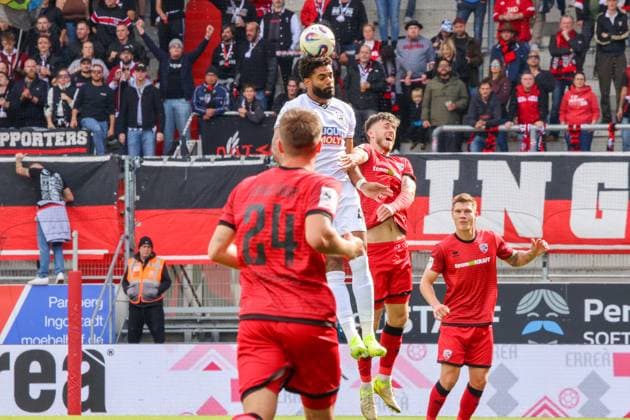 Andre Becker (SSV Ulm 1846, Nr.49) gewinnt hier das Kopfballduell beim Spiel FC Ingolstadt 04 gegen SSV Ulm 1846 Fußball am 04.10.2025, DFB regulations prohibit any use of photographs as image sequences and or quasi-video. GER, Fussball, 3. Liga, Spieltag 10, FC Ingolstadt 04 gegen SSV Ulm 1846 Fußball, 04.10.2025, Audi Sportpark Ingolstadt Copyright: xEibner-Pressefoto OliverxSTRISCHx EP-OSH