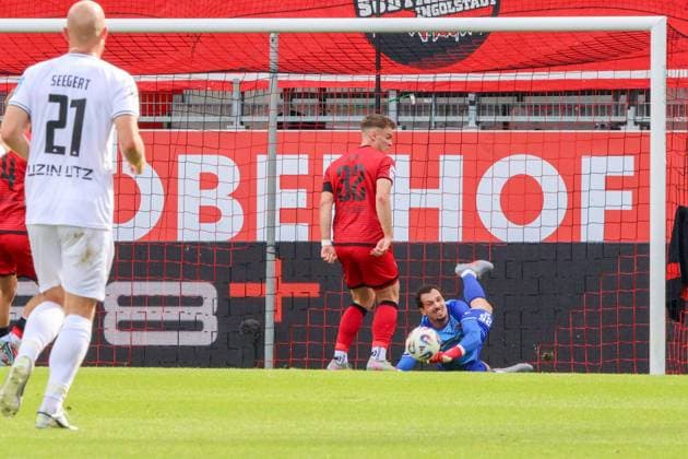Torwart Kai Eisele (FC Ingolstadt 04, Nr.25) kann hier zusammen mit Simon Lorenz (FC Ingolstadt 04, Nr.32) retten beim Spiel FC Ingolstadt 04 gegen SSV Ulm 1846 Fußball am 04.10.2025, DFB regulations prohibit any use of photographs as image sequences and or quasi-video. GER, Fussball, 3. Liga, Spieltag 10, FC Ingolstadt 04 gegen SSV Ulm 1846 Fußball, 04.10.2025, Audi Sportpark Ingolstadt Copyright: xEibner-Pressefoto OliverxSTRISCHx EP-OSH
