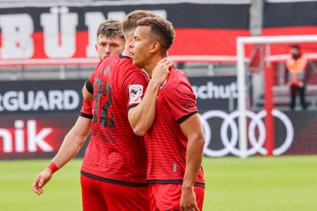 Marcel Costly (FC Ingolstadt 04, Nr.22) jubelt nach seinem Tor Treffer zum 1:0 beim Spiel FC Ingolstadt 04 gegen SSV Ulm 1846 Fußball am 04.10.2025, DFB regulations prohibit any use of photographs as image sequences and or quasi-video. GER, Fussball, 3. Liga, Spieltag 10, FC Ingolstadt 04 gegen SSV Ulm 1846 Fußball, 04.10.2025, Audi Sportpark Ingolstadt Copyright: xEibner-Pressefoto OliverxSTRISCHx EP-OSH