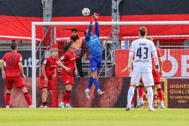 Torwart Kai Eisele (FC Ingolstadt 04, Nr.25) wehrt sich mit allen Kraeften beim Spiel FC Ingolstadt 04 gegen SSV Ulm 1846 Fußball am 04.10.2025, DFB regulations prohibit any use of photographs as image sequences and or quasi-video. GER, Fussball, 3. Liga, Spieltag 10, FC Ingolstadt 04 gegen SSV Ulm 1846 Fußball, 04.10.2025, Audi Sportpark Ingolstadt Copyright: xEibner-Pressefoto OliverxSTRISCHx EP-OSH