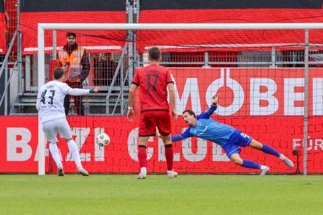 Leon Dajaku (SSV Ulm 1846, Nr.43) versenkt den Elfmeter gegen Torwart Kai Eisele (FC Ingolstadt 04, Nr.25) ohne Schwierigkeiten beim Spiel FC Ingolstadt 04 gegen SSV Ulm 1846 Fußball am 04.10.2025, DFB regulations prohibit any use of photographs as image sequences and or quasi-video. GER, Fussball, 3. Liga, Spieltag 10, FC Ingolstadt 04 gegen SSV Ulm 1846 Fußball, 04.10.2025, Audi Sportpark Ingolstadt Copyright: xEibner-Pressefoto OliverxSTRISCHx EP-OSH