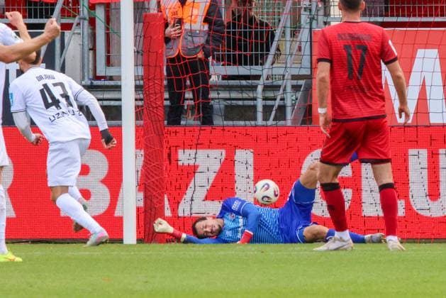 Leon Dajaku (SSV Ulm 1846, Nr.43) versenkt den Elfmeter gegen Torwart Kai Eisele (FC Ingolstadt 04, Nr.25) ohne Schwierigkeiten beim Spiel FC Ingolstadt 04 gegen SSV Ulm 1846 Fußball am 04.10.2025, DFB regulations prohibit any use of photographs as image sequences and or quasi-video. GER, Fussball, 3. Liga, Spieltag 10, FC Ingolstadt 04 gegen SSV Ulm 1846 Fußball, 04.10.2025, Audi Sportpark Ingolstadt Copyright: xEibner-Pressefoto OliverxSTRISCHx EP-OSH
