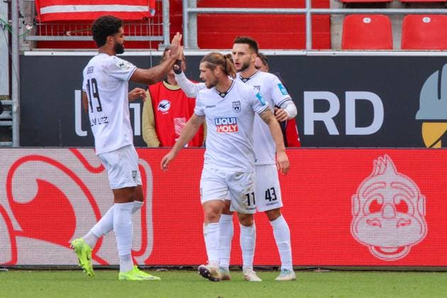 Leon Dajaku (SSV Ulm 1846, Nr.43) freut sich ueber seinen gelungenen Elfmeter beim Spiel FC Ingolstadt 04 gegen SSV Ulm 1846 Fußball am 04.10.2025, DFB regulations prohibit any use of photographs as image sequences and or quasi-video. GER, Fussball, 3. Liga, Spieltag 10, FC Ingolstadt 04 gegen SSV Ulm 1846 Fußball, 04.10.2025, Audi Sportpark Ingolstadt Copyright: xEibner-Pressefoto OliverxSTRISCHx EP-OSH