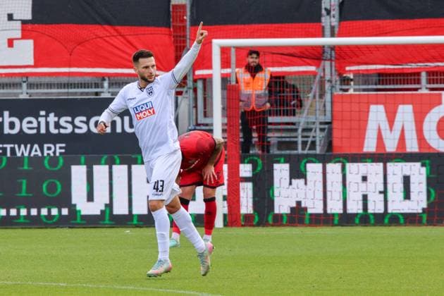 Leon Dajaku (SSV Ulm 1846, Nr.43) freut sich ueber seinen gelungenen Elfmeter beim Spiel FC Ingolstadt 04 gegen SSV Ulm 1846 Fußball am 04.10.2025, DFB regulations prohibit any use of photographs as image sequences and or quasi-video. GER, Fussball, 3. Liga, Spieltag 10, FC Ingolstadt 04 gegen SSV Ulm 1846 Fußball, 04.10.2025, Audi Sportpark Ingolstadt Copyright: xEibner-Pressefoto OliverxSTRISCHx EP-OSH