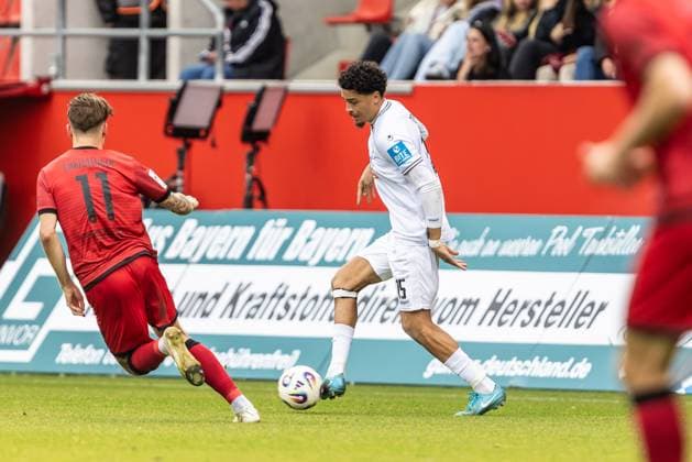 Fussball, Saison 2025 2026, 3. Liga, Audi-Sportpark Ingolstadt, 10. Spieltag, FC Ingolstadt - SSV Ulm 1846 Fußball, 04.10.2025 04.10.2025, Fussball, Saison 2025 2026, 3. Liga, Audi-Sportpark Ingolstadt, 10. Spieltag, FC Ingolstadt - SSV Ulm 1846 Fußball, v.l. 11 Frederik Christensen (FC Ingolstadt), 15 David Jonas (SSV Ulm 1846 Fußball) Foto: Lucca Fundel Ingolstadt Audi-Sportpark Bayern Deutschland