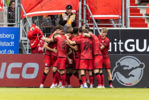 Fussball, Saison 2025 2026, 3. Liga, Audi-Sportpark Ingolstadt, 10. Spieltag, FC Ingolstadt - SSV Ulm 1846 Fußball, 04.10.2025 04.10.2025, Fussball, Saison 2025 2026, 3. Liga, Audi-Sportpark Ingolstadt, 10. Spieltag, FC Ingolstadt - SSV Ulm 1846 Fußball, Torjubel Jubel Freude nach Treffer Tor Torschuss zum 2:1 durch 32 Simon Lorenz (FC Ingolstadt). Team Mannschaft FC Ingolstadt Foto: Lucca Fundel Ingolstadt Audi-Sportpark Bayern Deutschland