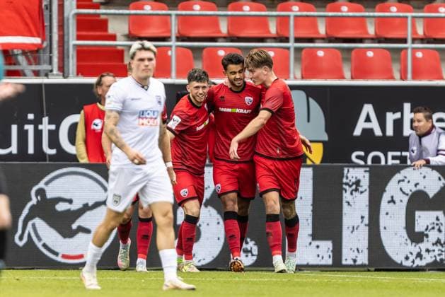 Fussball, Saison 2025 2026, 3. Liga, Audi-Sportpark Ingolstadt, 10. Spieltag, FC Ingolstadt - SSV Ulm 1846 Fußball, 04.10.2025 04.10.2025, Fussball, Saison 2025 2026, 3. Liga, Audi-Sportpark Ingolstadt, 10. Spieltag, FC Ingolstadt - SSV Ulm 1846 Fußball, Torjubel Jubel Freude nach Treffer Tor Torschuss zum 2:1 durch 32 Simon Lorenz (FC Ingolstadt). Team Mannschaft FC Ingolstadt Foto: Lucca Fundel Ingolstadt Audi-Sportpark Bayern Deutschland