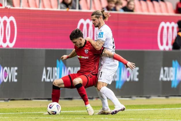 Fussball, Saison 2025 2026, 3. Liga, Audi-Sportpark Ingolstadt, 10. Spieltag, FC Ingolstadt - SSV Ulm 1846 Fußball, 04.10.2025 04.10.2025, Fussball, Saison 2025 2026, 3. Liga, Audi-Sportpark Ingolstadt, 10. Spieltag, FC Ingolstadt - SSV Ulm 1846 Fußball, v.l. 17 Max Besuschkow (FC Ingolstadt), 11 Dennis Chessa (SSV Ulm 1846 Fußball) Foto: Lucca Fundel Ingolstadt Audi-Sportpark Bayern Deutschland