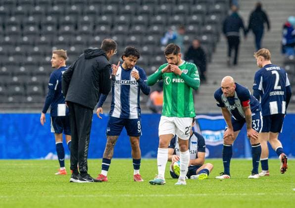 Fussball, Herren, Saison 2025 2026, 2. Bundesliga (8. Spieltag), Hertha BSC - SC Preußen Münster, v.l. Co-Trainer Andre Mijatovic (Hertha BSC) meckert nach Abpfiff mit Kevin Sessa (Hertha BSC), 04.10. 2025, Copyright: xSebastianxRäppold MatthiasxKochx