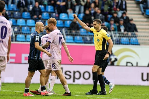 Gelbe Karte für Frederik Christensen (VfL Osnabr?ck, 3) beim SV Waldhof Mannheim - VfL Osnabrueck am 04.10.25 in Carl Benz Stadion, Mannheim xamx Foto: Alfio Marino